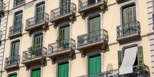 Pintar Fachadas y Patios de Luces de Comunidades Vecinos / Propietarios en Barcelona · Reparación y Preparación de Superficies