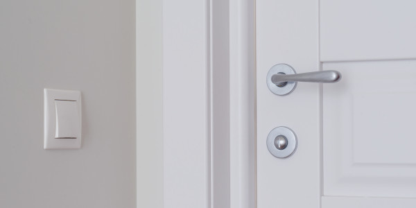 Pintar Fachadas y Patios de Luces de Comunidades Vecinos / Propietarios en Barcelona · Pintura para Pintado de Puertas Privadas de Vecinos