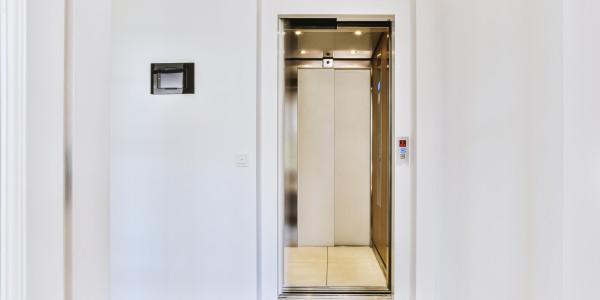 Pintar Fachadas y Patios de Luces de Comunidades Vecinos / Propietarios en Barcelona · Esmalte de Puertas de Ascensores, Puertas de Emergencia y Portales
