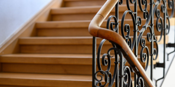 Pintar Fachadas y Patios de Luces de Comunidades Vecinos / Propietarios en Barcelona · Pintado de Pasillos, Escaleras y Zonas de Tránsito