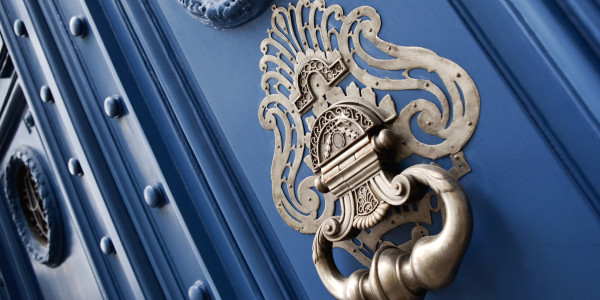 Rehabilitación y Restauración de Fachadas Barcelona · Restauración de Puertas / Portales / Ventanas de Madera