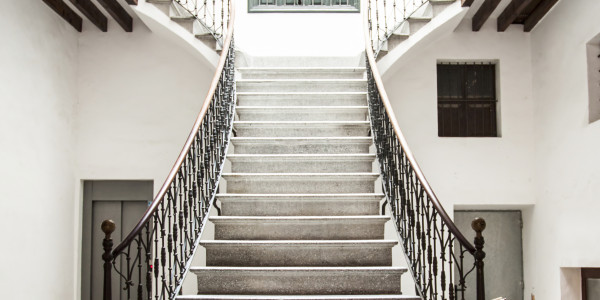 Rehabilitación y Restauración de Fachadas Barcelona · Pintado de Escaleras, Patios Interiores, Patios de Luces, Ascensores